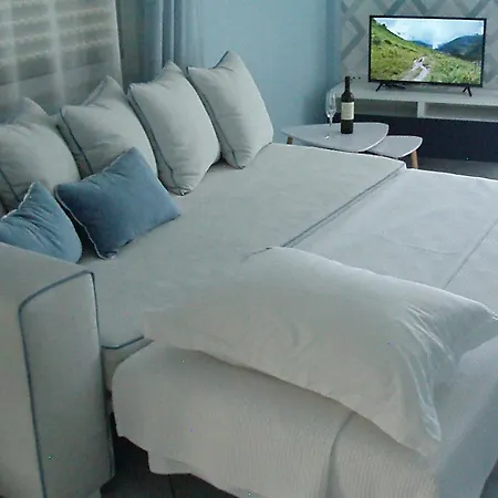 Corner Bay View Flat *
